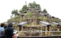 常時公開されるようになり、多くの観光客でにぎわう頭塔。その形から「奈良のピラミッド」とも呼ばれる（奈良市）=共同