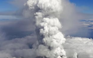 　噴火した御嶽山から上がる噴煙=2014年9月27日