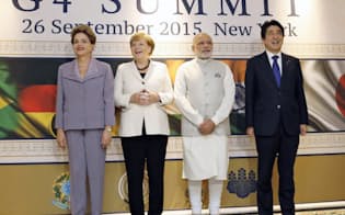 G4首脳会合を前に笑顔の（左から）ブラジルのルセフ大統領、ドイツのメルケル首相、インドのモディ首相、安倍首相（26日、ニューヨーク）=共同