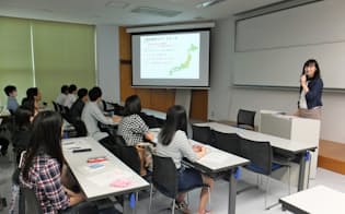 3、4年生に労働法の基礎を説明するワークルールの鯉渕ヒロミ社労士（9月24日、静岡産業大学）
