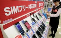 総務省の政策を受けて格安スマホのシェアは順調に増えてきている(東京都新宿区の「ビックロ ビックカメラ新宿東口店」)