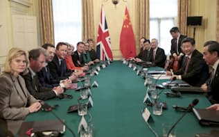 21日、ロンドンで首脳会談を行うキャメロン首相（左から4人目）と習近平国家主席（右から2人目）=AP