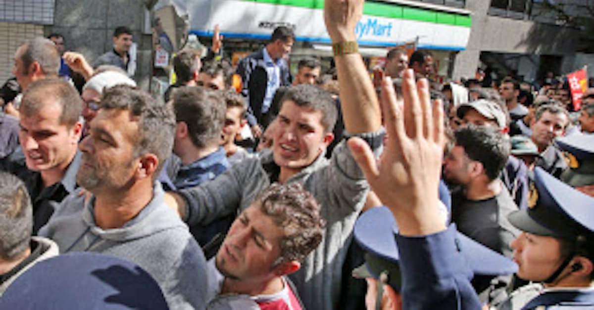 東京 渋谷のトルコ大使館前で乱闘 クルド系ら対立 日本経済新聞