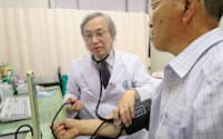高血圧患者の血圧を測る筑波大の宮内教授