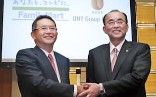 経営統合したファミリーマートの中山社長(左)とユニーグループ・ホールディングスの佐古社長（15日、東京都港区）
