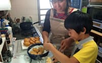 川崎市に住む井筒さんは、子どものために揚げパンを生地から手作りしている