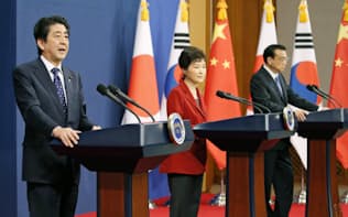 　首脳会談後、共同記者発表する（左から）安倍首相、韓国の朴槿恵大統領、中国の李克強首相=1日、ソウルの青瓦台（共同）