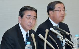 経営統合を発表する常陽銀行の寺門頭取(左)と足利HDの松下社長（2日午後、東京・八重洲）