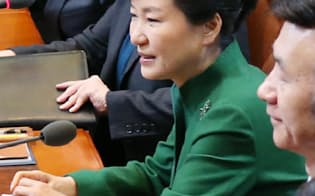 安倍首相と会談する韓国の朴槿恵大統領（2日午前、ソウルの青瓦台）=写真　塩山賢