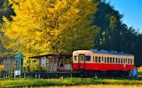 小湊鉄道はレトロな車両と沿線の田園風景が魅力だ