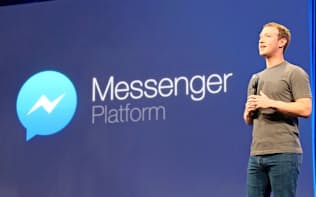 対話アプリ「メッセンジャー」のプラットフォーム戦略を発表するフェイスブックのザッカーバーグ最高経営責任者（CEO）