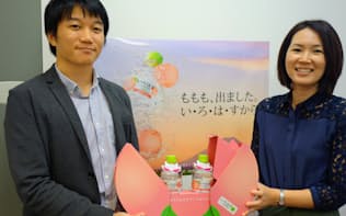発売前にプレゼントしたパッケージを持つ、日本コカ・コーラの銭高氏(左)と渡辺氏
