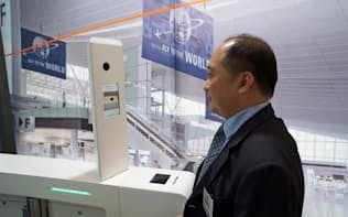 NECの顔認証技術を使った出国審査システム