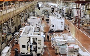 ヤマザキマザック美濃加茂製作所で稼働する複合加工機の生産ライン（2013年10月、岐阜県美濃加茂市）