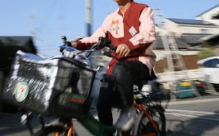 セブンイレブンで週2日一回2時間勤務する北山靖美さんは自転車で配達に回る（大阪府柏原市）