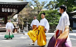 蹴鞠の練習をする蹴鞠保存会の人たち（京都市上京区の白峯神宮）