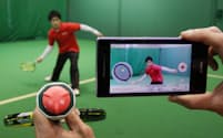 「スマートテニスセンサー」はセンサーで、スイングの速度などをスマホに表示