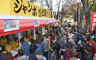 年末ジャンボ宝くじが発売開始され、行列をつくって買い求める人たち（25日、大阪市北区）=写真　三村幸作