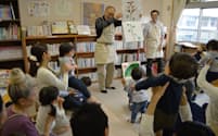 ダイナミックな読み聞かせに子どもたちの歓声が上がる（東京・港の子育て広場「あい・ぽーと」）