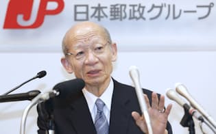 トール社の買収について記者会見する日本郵政の西室社長（2015年2月）