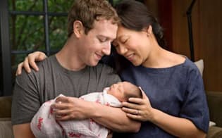 第1子を抱くフェイスブックのザッカーバーグ夫妻=同氏提供
