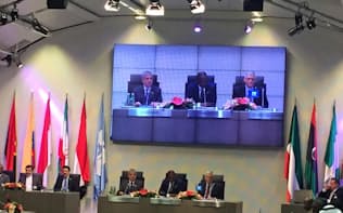 OPEC総会では最近の原油安への対応を議論した（4日、ウィーン）