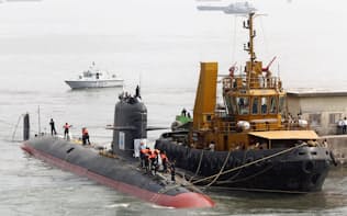 10月29日、インド西部・ムンバイの軍港で進水した同国海軍のスコルペヌ級潜水艦の国産1番艦「カルバリ」。試験航海を経て2016年9月の配備を予定している（ロイター）