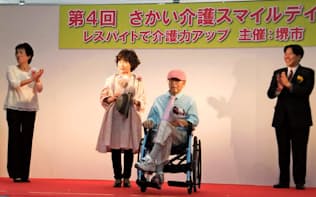 介護者の休息のためのイベントでは介護する人とされる人のファッションショーも開いた（堺市、10月24日）