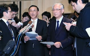 記者会見する自民党の谷垣幹事長(左)と公明党の井上幹事長（12日午後、東京・永田町）