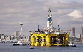 石油大手は原油価格低迷への対応を迫られている（5月、ロイヤル・ダッチ・シェルの米シアトルの石油掘削設備）=AP