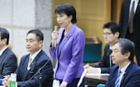 携帯電話料金の引き下げ策を検討する有識者会議を終え、あいさつする高市総務相(16日、総務省)