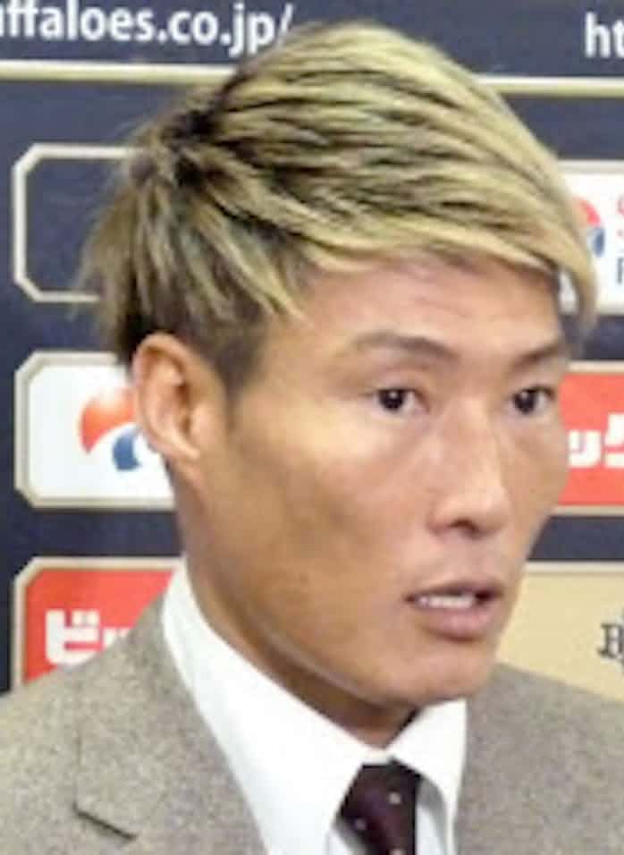 オリックス 糸井 7000万円減の2億8000万円で更改 日本経済新聞