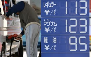 安値が続くガソリン価格（17日、大阪府貝塚市のコスモ石油販売セルフ貝塚SS）