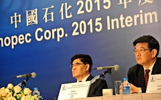 決算会見に臨む中国石油化工の王玉普董事長（8月、香港）