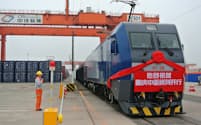 中国政府は中央アジアから欧州につながる鉄道網の整備を進めている（重慶と中央アジアを結ぶ定期貨物列車）