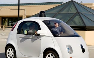 グーグルが自社で設計した2人乗り自動運転車のプロトタイプ