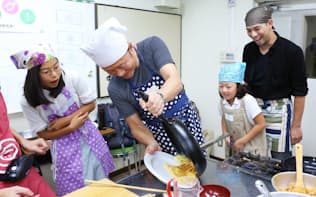 子供と一緒に料理教室でオムライスを作る父親ら（東京都千代田区）
