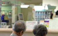 病院の待合室で順番を待つ高齢者（大阪府内）