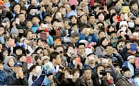 ヤマハ発動機・五郎丸を撮影する大勢の観客（秩父宮）=共同