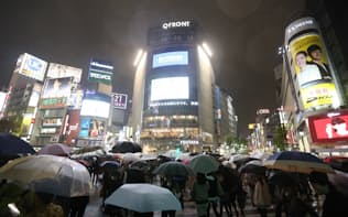 大勢の人が行き交う渋谷のスクランブル交差点