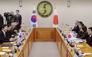 会談に臨む韓国の尹炳世外相（左端）と岸田外相（右から2人目）=28日、ソウルの韓国外務省（共同）