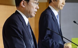 　会談後に共同記者発表を行う岸田外相（左）と韓国の尹炳世外相=28日、ソウルの韓国外務省（共同）