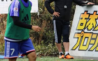 ブラインドサッカー日本代表の練習を見守る小西コーチ(右)