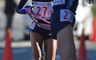 陸上女子中長距離界のホープ、高松望ムセンビ（左）は昨年12月の全国高校駅伝で区間賞の快走を見せた