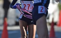 陸上女子中長距離界のホープ、高松望ムセンビ（左）は昨年12月の全国高校駅伝で区間賞の快走を見せた