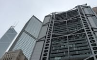 HSBC（右）と中国銀行（左端）の「風水戦争」は香港市民の話題となった