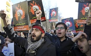 イランの首都テヘランにあるサウジアラビア大使館前で、抗議のスローガンを叫ぶイランの人々（3日）=AP