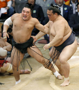 賜杯に手届かぬ稀勢の里 足りぬもの 自ら見つけろ 日本経済新聞