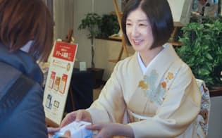 晴れ着姿で初売りに臨んだ大塚家具の大塚久美子社長(2日、仙台市)