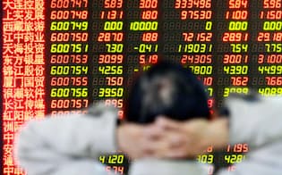 北京市内の証券会社で、上海株価の値動きを見る個人投資家(8日)=共同